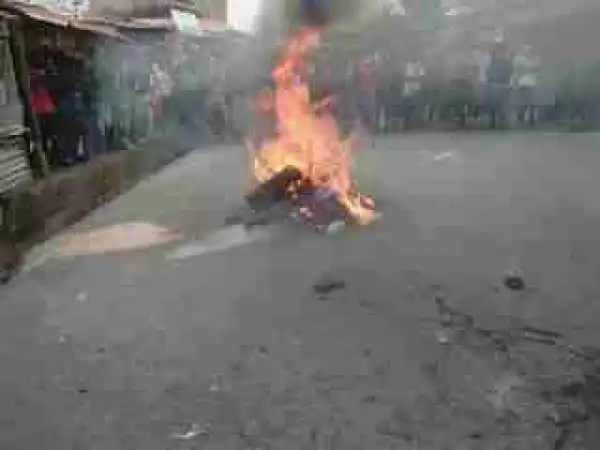 Suspected Female Kidnapper Burnt To Death In Ikorodu, Lagos (Graphic Photos)